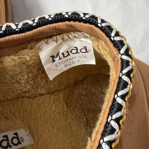 Mudd size 7 Tan faux suede slides with a boho vibe trim - Picture 4 of 6